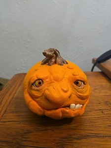 Handgefertigter Keramik Halloween Kürbis mit Porzellanzähnen - signiert Lucky - Roxie - Bild 1 von 5
