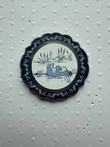 Prendedor antiguo esmaltado de Winnie the Pooh & Friends de Disney - Eeyore acostado - Imagen 1 de 2