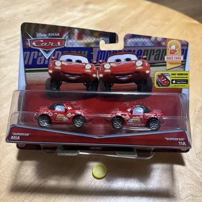 Disney Cars Pixar SuperFan Mia & Tia Race Fans 2014 Nuevo En Paquete Raro Foto 1 de 2