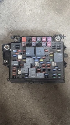 Caja de fusibles de motor GM Chevy GMC 2003-2006 FABRICANTE DE EQUIPOS ORIGINALES Yukon Escalade Tahoe  Foto 1 de 2