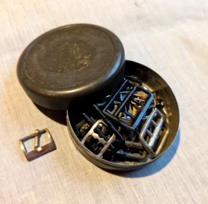 OLD VINTAGE TIN FULL OF SMALL METAL BUCKLES ETC CRAFTS SEWING ALTERED ART(P7) - Picture 1 of 17