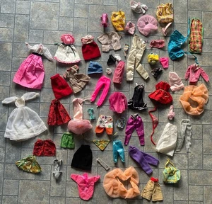 Lote De 50+ Piezas Ropa Muñeca Vintage Jordache Barbie Lote Mixto Marcas De Colección  - Imagen 1 de 8