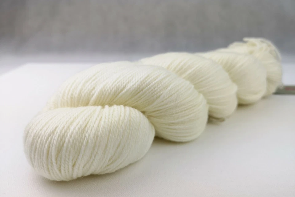 Calcetín blanco crudo digitación peso hilo 75% lana merino 25% nylon 1 madeja Foto 1 de 1