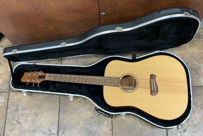 Guitarra acústica y estuche rígido Tacoma DM9 hecha en EE. UU. Foto 1 de 4