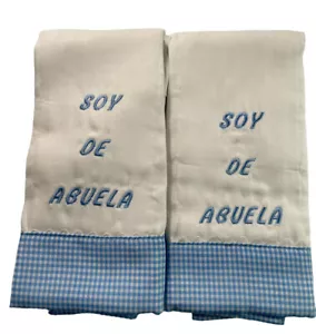 Juego de paños bordados azul gingham eructos para bebé x2 adornos ""De Abuela"" hechos a mano nuevos - Imagen 1 de 6