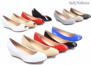 NEU Damen-Pumpschuhe runde Zehenpartie offene Zehenpartie Patent Glitzer niedriger Keilabsatz - Bild 1 von 48