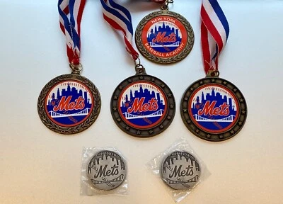 VINTAGE NY METS AWARD MEDALS MOOKIE WILSON/TOM GLAVINE/MR MET/ALLSTAR +MAGNETS - Image 1 of 4
