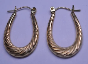 14K YELLOW GOLD 1 INCH LONG OVAL HOOP PIERCED EARRINGS WITH DIAGONAL RIDGES - Picture 1 of 4