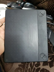 Wacom CTH-690 Intuos Touch Tablet Black no pen - Picture 1 of 2