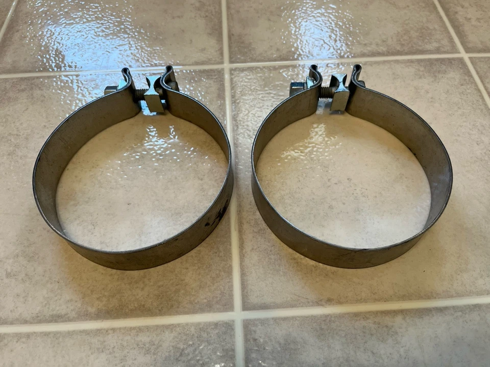 Abrazadera de tubo de escape Freightliner 04-30813-000, 5 pulgadas, lisa, 2 piezas  Foto 1 de 1