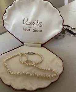 IMPRESIONANTE COLLAR DE PERLAS SINTÉTICAS DE UNA SOLA HEBRA ROSITA VINTAGE CAJA CON FORMA DE CARCASA - Imagen 1 de 2