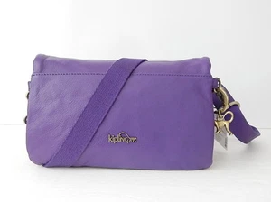 Nuevo con etiquetas Bolso bandolera de cuero Kipling Verra con metal mono púrpura imperial - Imagen 1 de 1