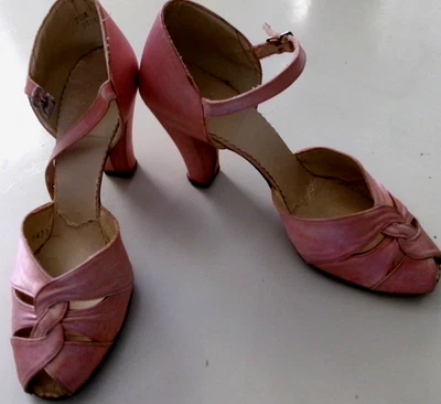 VINTAGE MILES 1950s 60s PINK SILK PEEP TOE HIGH HEEL SHOES LEATHER SOLES 9.5", 7 - Image 1 of 4