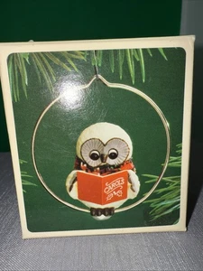 Adorno Hallmark Keepsake 1983 "Villancico" con cancionero en caja original - Imagen 1 de 4
