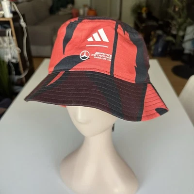 NUEVO CON ETIQUETAS Gorra Adidas MERCEDES AMG PETRONAS FORMULA ONE Equipo ROPA DEPORTIVA Clásica CUBO Foto 1 de 4