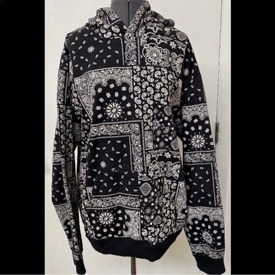 NUEVA SUDADERA CON CAPUCHA SIN TALENTO SUDADERA NEGRA ESTAMPADO BANDANA POLAR L NUEVA SIN ETIQUETAS MUY BUENA CONDICIÓN Foto 1 de 4