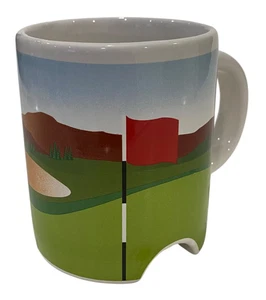 Taza de café única con ranura inferior para mini golf putting Kikkerland tiene capacidad para 12 oz. - Imagen 1 de 5