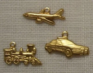 102 - LOT de 3 CHARMS / BRELOQUES dorés - TRANSPORT AVION VOITURE TRAIN - Picture 1 of 1