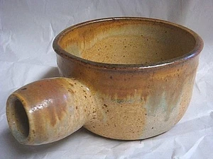 SIGNED & DATED Hand Crafted Pottery BOWL w/ LARGE HOLLOW HANDLE - Bild 1 von 7