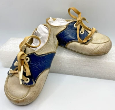 Zapatos de bebé vintage de cuero azul y blanco de 4" de largo. Foto 1 de 4
