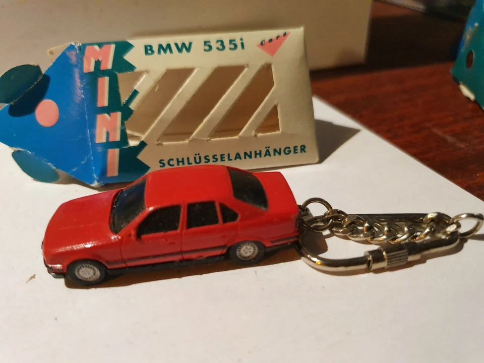 porte clef fritz wagener BMW 535 I ROUGE CARMIN    taille environ 3 cm - Photo 1/1
