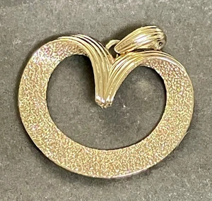 Vintage signierter Sarah Coventry strukturierter Herz Anhänger gebürstetes Gold Schieber B092 - Bild 1 von 4