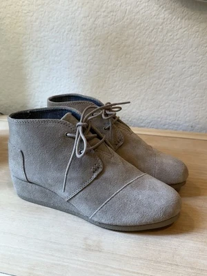 Botines de cuña con cordones de gamuza topo Tom’s Girls Foto 1 de 4