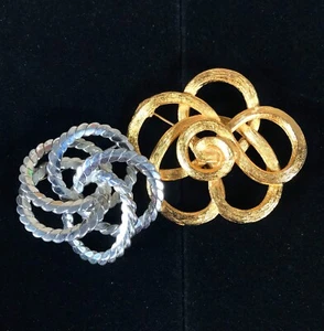2 x Flower Pin Metal Brooch Set Lot Goldtone Silvertone Open Work Swirl Artsy - Picture 1 of 8
