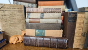 Vintage Hardcover Books, Brown Tan Neutral, Rustic Staging Prop Decor, Lot of 5 - Foto 1 di 6