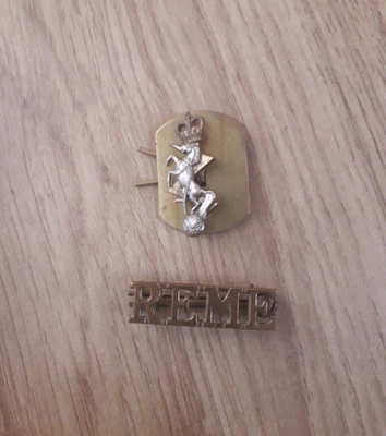 REME Royal Electrical Mechanical Engineers brass shoulder title and collar badge - Image 1 of 4
