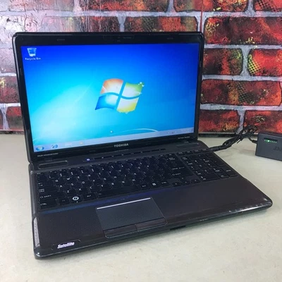 Portátil retro para juegos Toshiba Satellite i3-M350 2,4 GHz 4 GB RAM (Windows 7 Pro) Foto 1 de 4