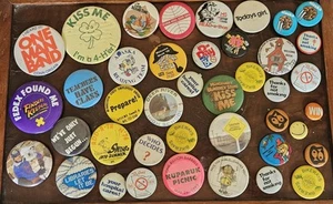 42 Vintage Buttons Pins Kiss Irish Alaska World Bike Fish Girl Collectable - Picture 1 of 19