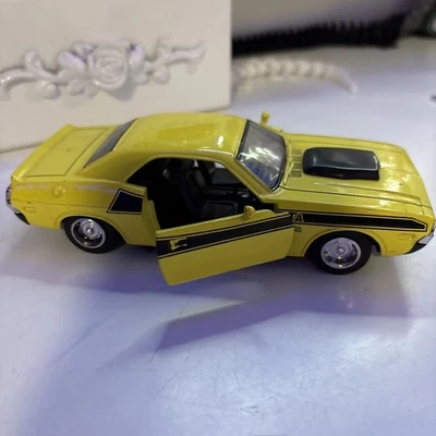 New Ray (2000) Dodge Challenger 1970 Yellow Pullback Diecast 1/32 - Image 1 of 4