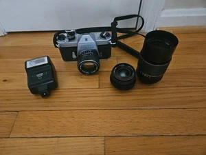 Vintage Pentex Spotmatic F SP FILM CAMERA 3 Lens 1:1.8/8/55 1:2.8/135 28mm Mint - Picture 1 of 12