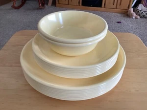 Vintage RUBBERMAID Pale Yellow MELAMINE 2 Bowls, 7 Salad & 8 Dinner Plates - Picture 1 of 7