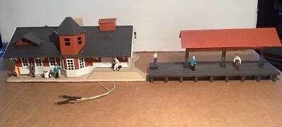 HO  Scale Model Power South Side Station NO. 570 Lighted w/ 2 Figures No Box - Image 1 of 4