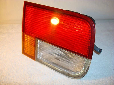 1998 年本田思域车手侧内尾灯 — 第 1/2 张图片