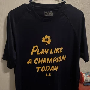 Notre Dame Fighting Irish Champion Play Like a Champion Shirt Herren Medium - Bild 1 von 4