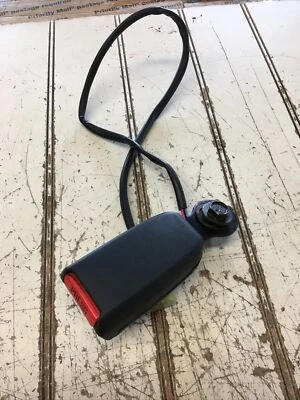 Receptor de cinturón de seguridad delantero izquierdo/del conductor 96 Suzuki Esteem Snap Foto 1 de 4