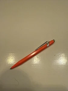 Bolígrafo Orange Caran D’Ache tinta negra - Imagen 1 de 8