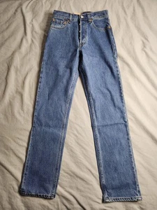 Jeans preencogidos vintage años 90 Levis 501 para mujer talla 28x32 lavado medio sin existencias nuevos con etiquetas - Imagen 1 de 11