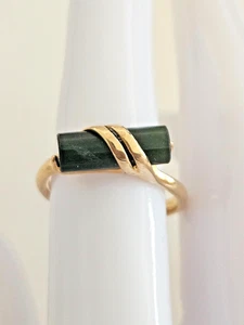 Vintage 1978 Avon's Captured Jade Ring GE - Real Jade - Size 6.5 - Signed - Picture 1 of 7