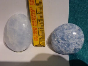Mineralien 2x hellblauer Calcit Palmstein Handschmeichler mit kleinem Regenbogen - Bild 1 von 2
