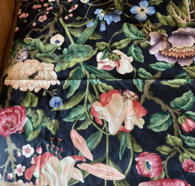 Almohada remanente Grand Millenial floral negra Waverly de tela talla A8 Foto 1 de 4