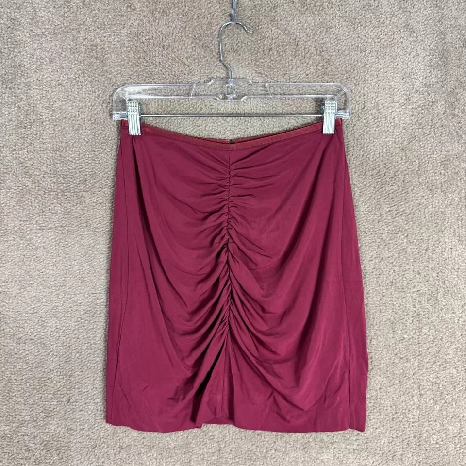 Minifalda cordobesa Talula Aritzia talla mediana roja borgoña elástica frente acanalado Foto 1 de 4