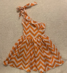 Mädchen Chevron Kleid Gr. 6 orange weiß Rüschen One Shoulder Sommer Frühling NEU - Bild 1 von 12