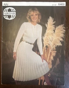 ATEMBERAUBENDES VINTAGE 70’s DAMEN STRICKKLEID 32-38” 4-FÄDIG STRICKMUSTER SIRDAR 6469 - Bild 1 von 2