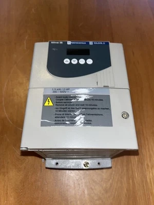 VARIATEUR TRIPHASE 380V 1,5kW FREQUENCE VITESSE. SCHNEIDER ELECTRIC ATV28HU29N4 - Photo 1/4