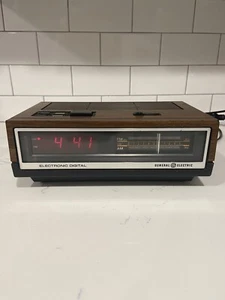 Vintage General Electric GE Electronic Digital Alarm Clock Radio 7-4640A - Works - Picture 1 of 10