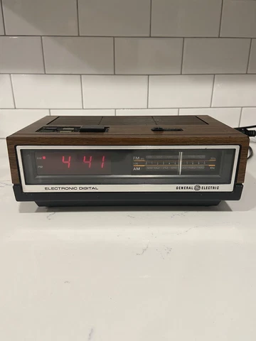 Vintage General Electric GE Electronic Digital Alarm Clock Radio 7-4640A - Works Cover
